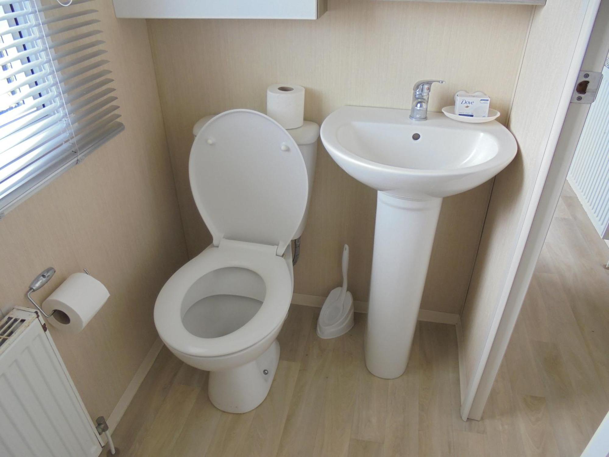 Kingfisher : Soleil:- 6 Berth, Heated, Close To Site Entrance Apartment *